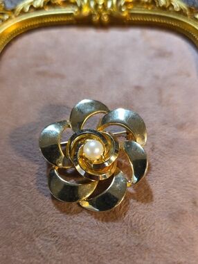Vintage Brooks Gold Tone Faux Pearl Open Work Swirl Flower Floral Brooch